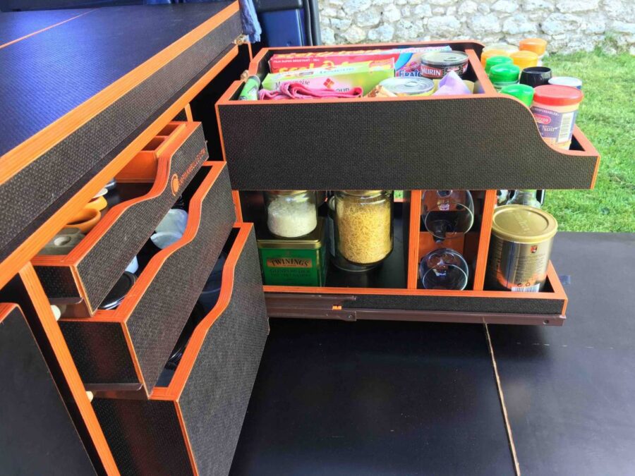 Le module rangement bénéficie d'un accès très pratique sur 4 faces