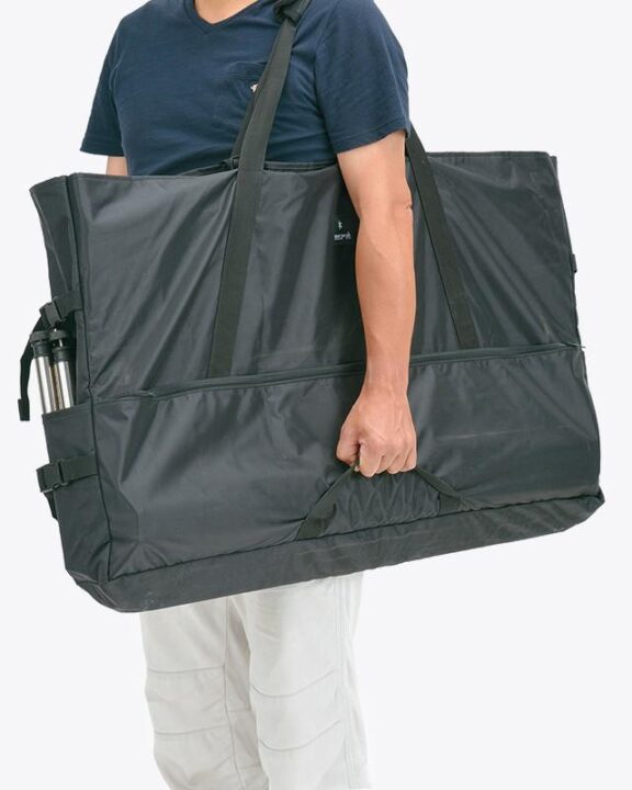 Démontés, les modules de l'Iron Grill Table se rangent dans leurs housses de transport