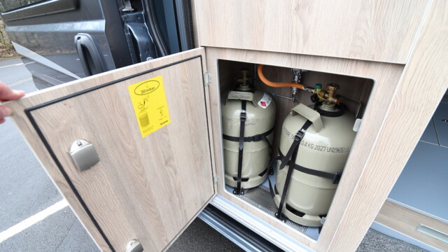 Le coffre à gaz prend place dans le corps du meuble cuisine