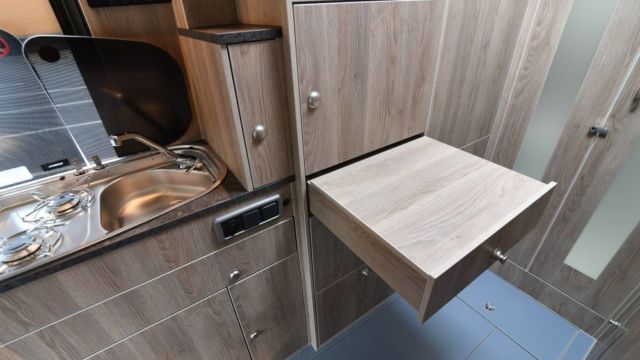 Si on n'a pas besoin d'ouvrir la porte du placard du dessus, voici une surface de dépose et de travail très pratique.