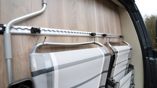 Système de rail et de crochets en option