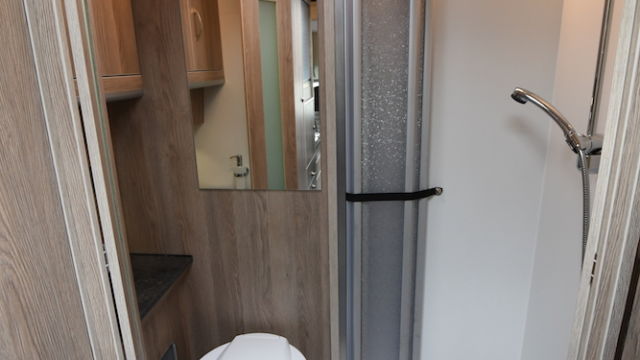 La salle d'eau occupe pratiquement toute la largeur du fourgon. L'accès se fait par deux portes battantes.