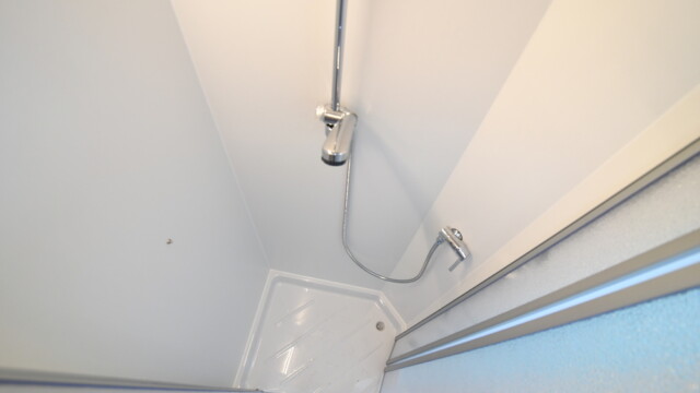 De nombreux volets isolent une douche, suffisamment grande.
