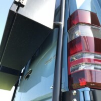 Coffres Desert Service fixés sur les charnières de portes