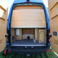 Coffre de 179cm de large pour 140cm de profondeur et 85cm de haut.