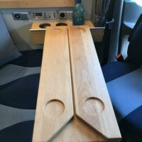 Table de style TGV en trois partie, dont deux rabattables.