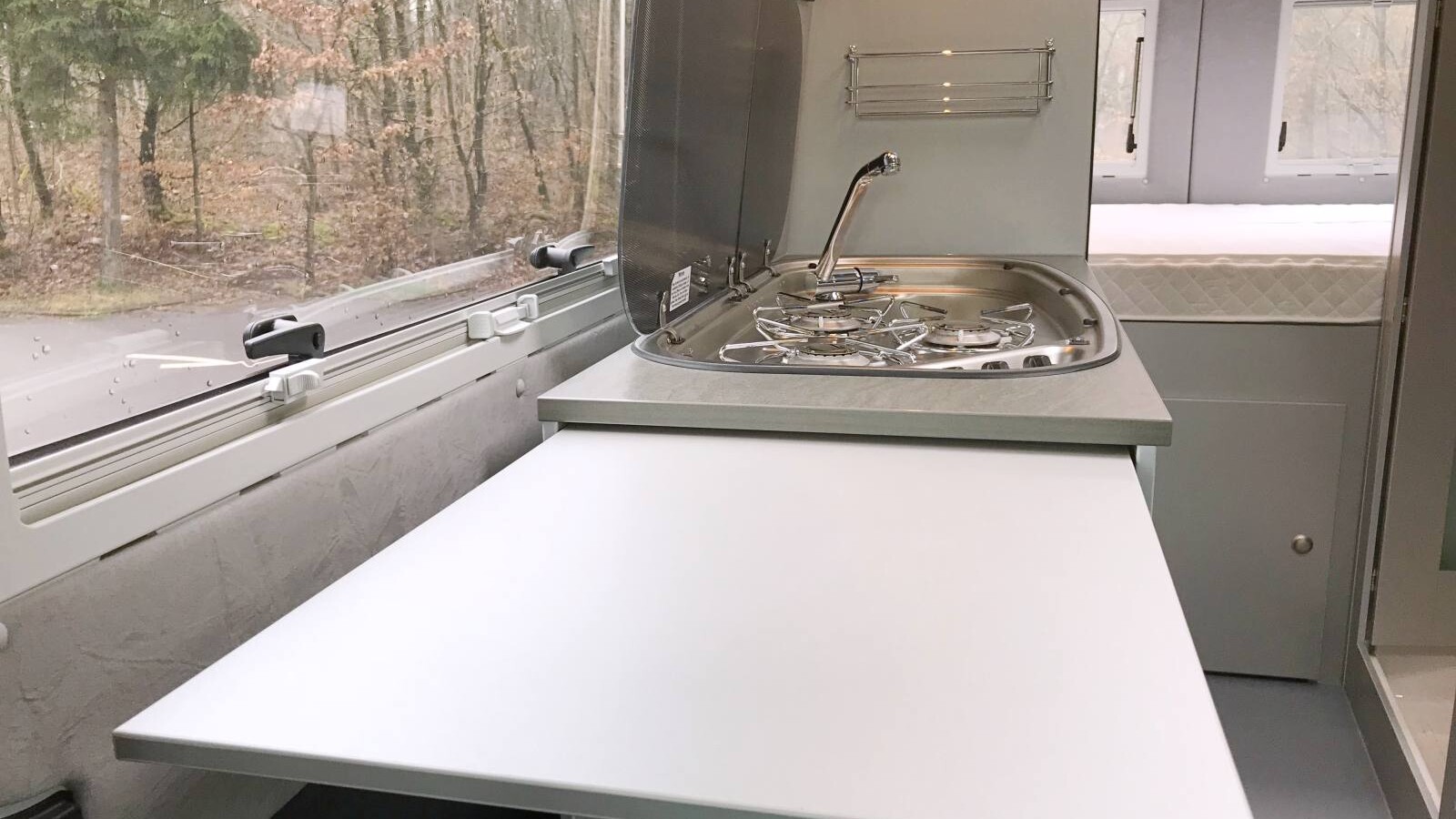 Avec la rallonge déployée, le plan de travail du bloc cuisine passe de 101 à 148 cm de longueur