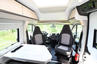 Espace dégagé au dessus de la cabine mais rangements préservés avec les placards latéraux rallongés