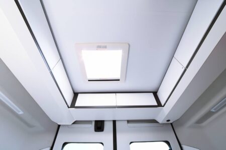 Au dessus du couchage arrière : les placards de pavillon en U