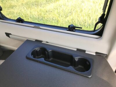 Pratique, le porte-gobelets intégré dans la table