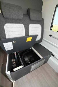 Le chauffage Truma 4000 vient se loger sous la banquette pour un meilleur accès