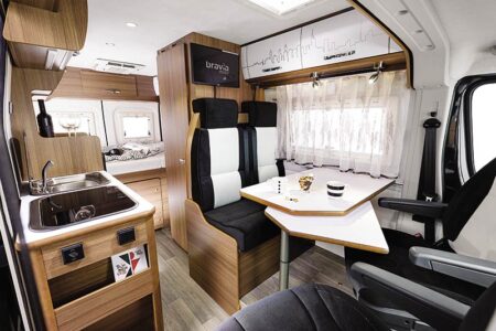 La table à pan coupé pour libérer le passage intègre une très belle rallonge pivotante. La stabilité est très bonne.