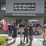 Départ devant le siège de Mercedes_Benz France, partenaire de l'opération.