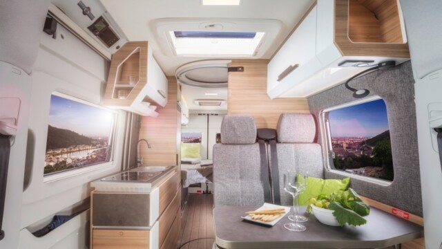 Knaus maintient la douche centrale ceinturée par des parois rigides coulissantes.