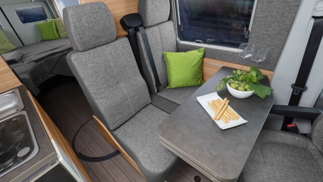 La banquette face route est extensible et gagne plusieurs centimètres sur le couloir.