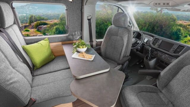 Une belle élégance : très large dépassement au-dessus des sièges cabine et habillage tissu autour de la baie.