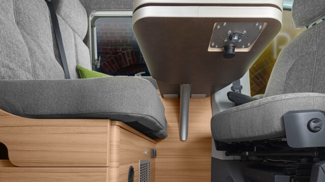 Table flottante, sans pied central, mais avec rallonge pivotante. Elle est montée de surcroît sur un rail, de manière à la pousser au maximun.