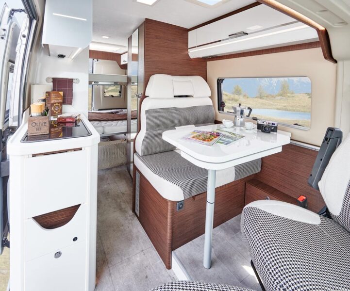 Habillage de la large baie de dînette, leds incrustées dans le mobilier, revêtement de sol moderne… Les Davis font dans le détail pour un résultat léché.