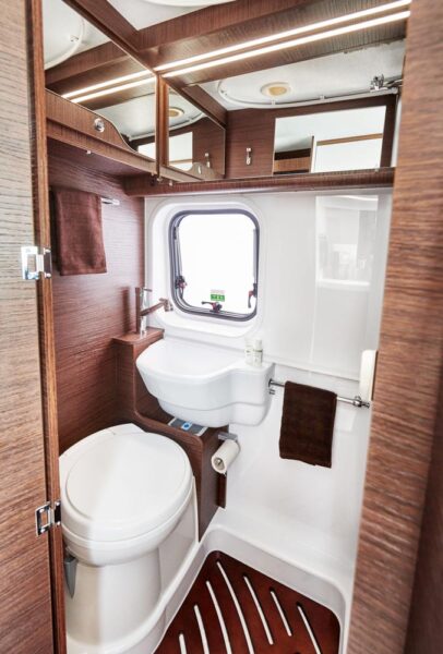 Le lavabo coulissant libère un espace douche que l'on isolera à l'aide d'un rideau.