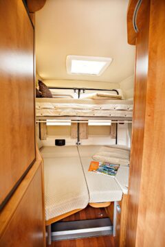 64 cm en bas et 138 cm en haut, les lits superposés du Van 600 DSB 4 affiche une accessibilité maximale