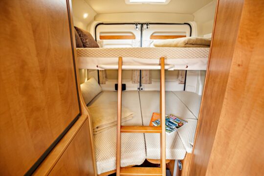 La Van 600 DSB 4 embarque les plus grands lits superposés que l'on puissent trouver sur un fourgon : 193 x 158/140 cm, 173 x 132 cm
