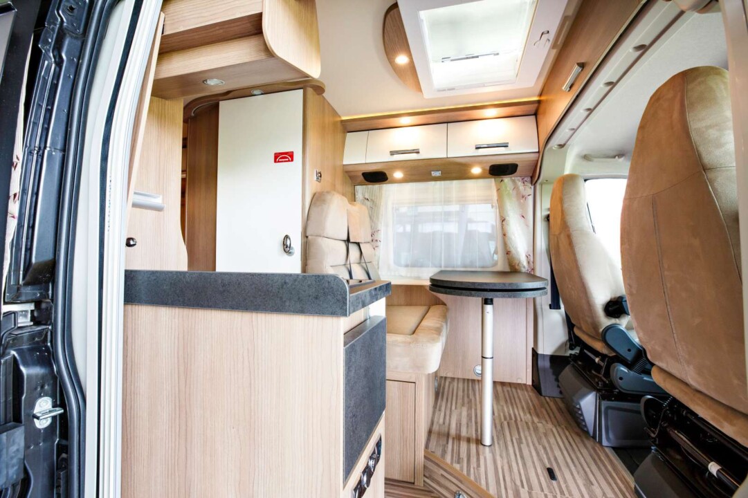 Sellerie beige, mobilier en bois clair et blanc, et rétroéclairage tendance composent la nouvelle ambiance "Cherry Shining"