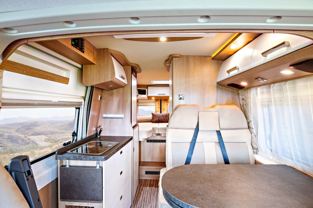 La nouvelle ambiance intérieure "Cherry Shining" très tendance est proposée sur toute la gamme de van Malibu (ici sur le 640 LE)