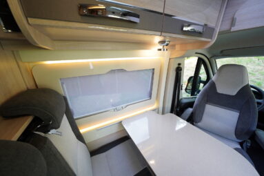 Nouvel habillage de baie. La moustiquaire préserve un peu d'intimité et remplace les voilages.