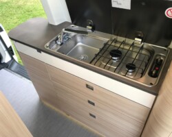 Réchaud à gaz deux feux alimenté par la petite bouteille.