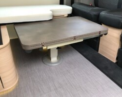Le pied de table télescopique facilite la mise en place du couchage. Un caisson amovible vient aussi se positionner entre les fauteuils de cabine.