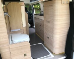 Espace toilette à l'arrière, avec bac à douche et WC.