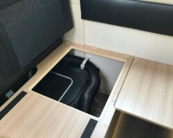 Le chauffe-eau Truma sous la banquette