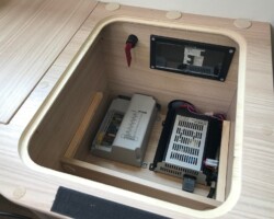 Coffre électrique dans le retour de la banquette en L.