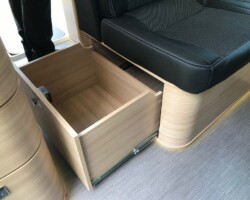 Coffre de banquette, profond et très accessible.