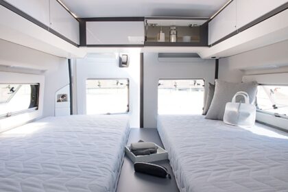 Ces nouveaux placards ne perturbent pas la mobilité et offrent des rangements supplémentaires (van Elios 63 LB lit jumeaux)