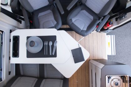 La forme élégante et moderne de la nouvelle table de dinette avec extension