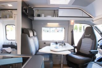 L'intégration de la cabine avec l'habitacle est particulièrement réussie et offre davantage de volume habitable