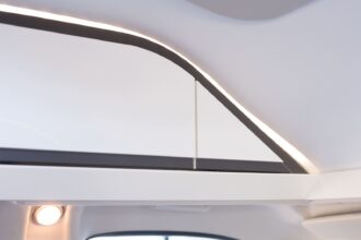 Conséquence : la ligne de meubles de pavillon s'avance jusqu'à l'avant de la cabine