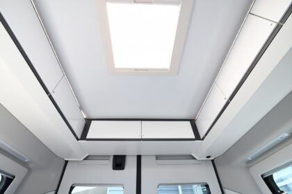 Absente de la précédente collection, à l'arrière une rangée de placard vient compléter les rangements de pavillon côté porte