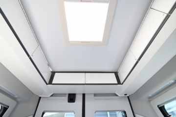 Absente de la précédente collection, à l'arrière une rangée de placard vient compléter les rangements de pavillon côté porte