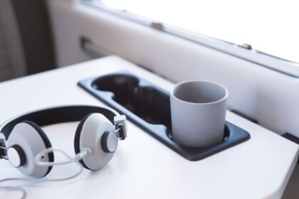 Pour éviter les petits accidents, un porte gobelet intégré à la table de dinette