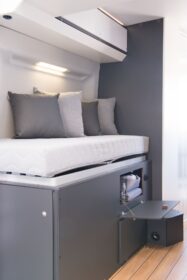 Pratiques et facilement accessibles, les deux nouvelles niches de rangement sous le couchage