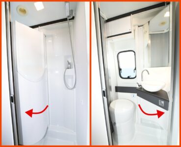 Salle d'eau 2 en 1. D'un simple geste on fait pivoter la paroi : douche d'un côté, WC/lavabo de l'autre