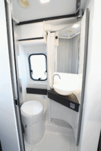 L'astucieuse salle de bain Duplex : douche ou salle d'eau et WC