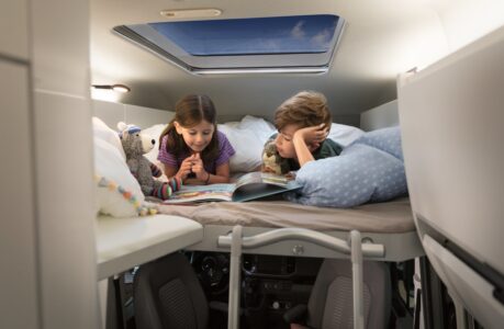 Le Grand California (600) offre un espace de couchage à l'arrière avec un lit intégré (1.950 x 1.400 mm). Coiffé d’une rehausse, il culmine à plus de 3 m de haut, mais peut accueillir quatre personnes (2 adultes et deux enfants).