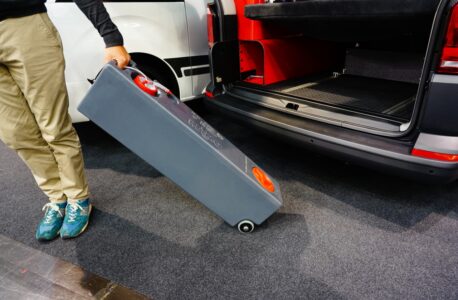 Le réservoir est heureusement muni de roulettes