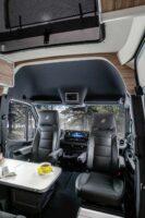 En option, les sièges de la cabine sont disponibles en cuir pleine fleur « Grigio », et chauffage de l'assise