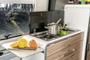 Le couvercle en verre du combiné plaque de cuisson / évier peut être utilisé en plan de travail