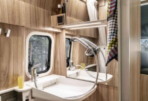 Le lavabo escamotable du cabinet de toilette au dessus de la lumineuse baie avec ouverture