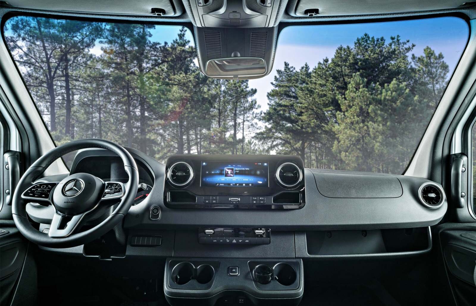 Le Grand Canyon S sur la nouvelle base Mercedes Sprinter affiche un superbe tableau de bord : système multimédia MBUX, écran tactile, commande vocale